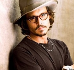 Johnny Depp műkereskedőt alakít, s nyomába ered a fél világ