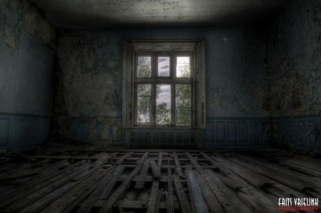 [abandoned-castle-belguim-20.png]
