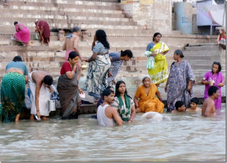 Varanasi-hinduistas se banham no Ganges