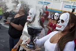 MÉXICO, D.F., 29OCTUBRE2011.- Cientos de trabajadoras sexuales del barrio de La Merced realizaron una procesión desde la Plaza de la Soledad hacia la plaza de la Aguilita en recuerdo a sus compañeras difuntas.
FOTO: RODOLFO ANGULO/CUARTOSCURO.COM