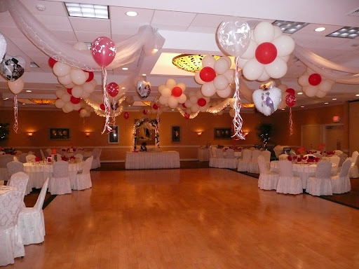 red and white wedding table decorations