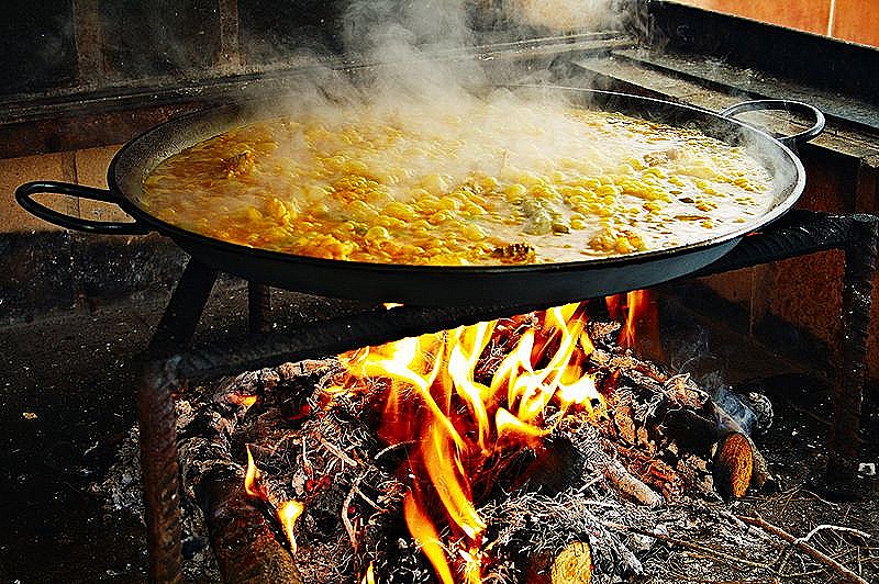 [800px-Paella_hirviendo5.jpg]