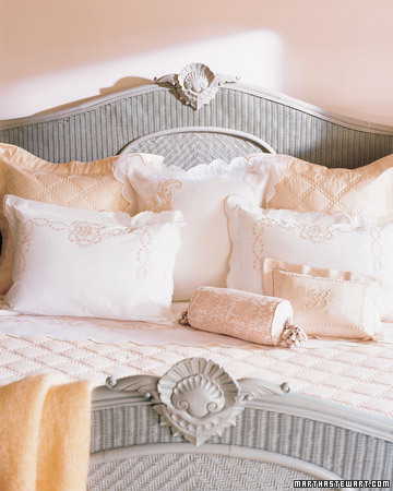 The bed expands the range of pinks with its French sheets and pillowcases and mohair throw. The bed expands the range of pinks with its French sheets and pillowcases and mohair throw.