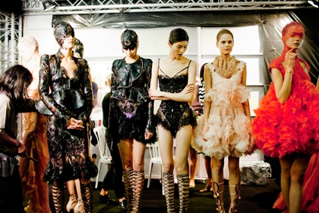 alexander-mcqueen-rtw-ss2012-candids-08_112335934623.jpg_carousel_parties