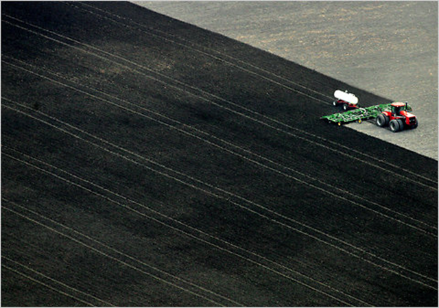 A farmer applies anhydrous ammonia to a field southwest of Stephen, Minn. Nitrogen fertilizer, though essential to producing food for seven billion people, is a large source of greenhouse gas emissions. After it is spread on farmers&rsquo; fields, a portion of it turns into a potent greenhouse gas that escapes into the atmosphere. Associated Press / green.blogs.nytimes.com