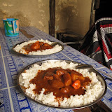 Maffé: riz blanc au poulet sauce cacahuètes