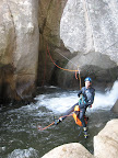 Ludo arrive de la tyrolienne. La photo est prise du d&eacute;part du rappel de 60m.