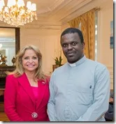 12- La Embajadora RHG junto al sacerdote que ofreció la bendición de la nueva Embajada dominicana