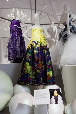 [vanda_ballgowns7_v_16may12_pr_b_320x480%255B8%255D.jpg]
