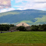No outro extremo da avenida dos Mortos com a  pirâmide da Lua ao fundo - Pirâmides deTeotihuacán - México