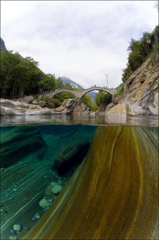 [incredibly_clear_waters_of_the_verzasca_river_640_high_10%255B3%255D.jpg]
