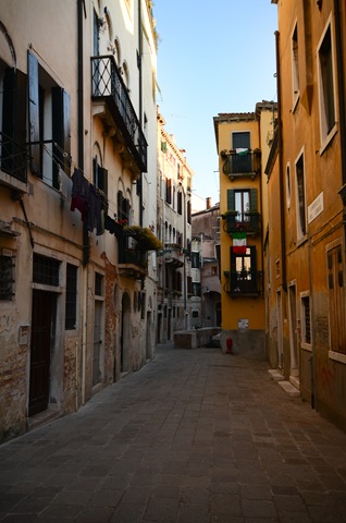 [Day%25201%2520buildings4%255B3%255D.jpg]