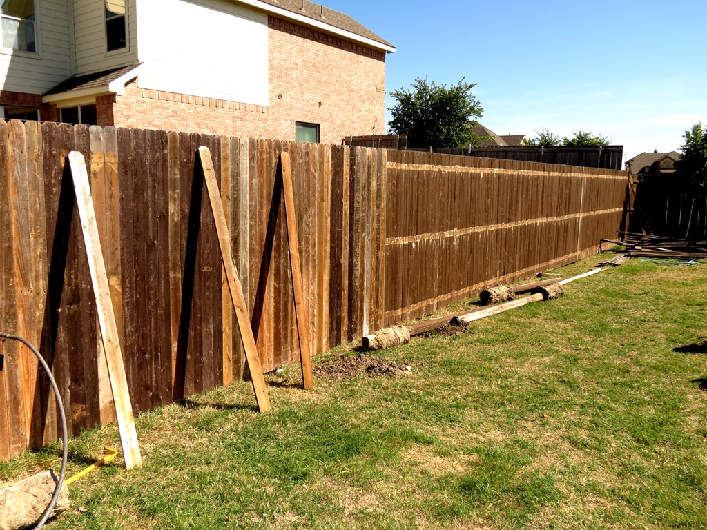 [How-to-Build-a-New-Fence-Using-Old-S%255B1%255D.jpg]