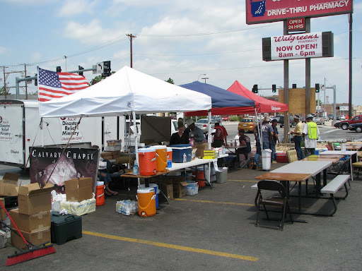 Volunteers give nourishment to victims and relief volunteers, on the southeast corner 20th & Main in Joplin. (Photo credit: Mike Smith)
