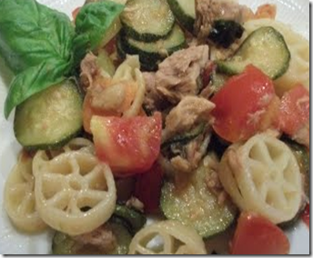 Ruote con zucchine pomodori e tonno 