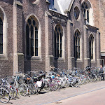 DSC00950.JPG - 2.06.2013.  Haarlem -Grote Markt; Grote Sint Bavokerk (XV - XVI w) - wierni parkuja podczas mszy