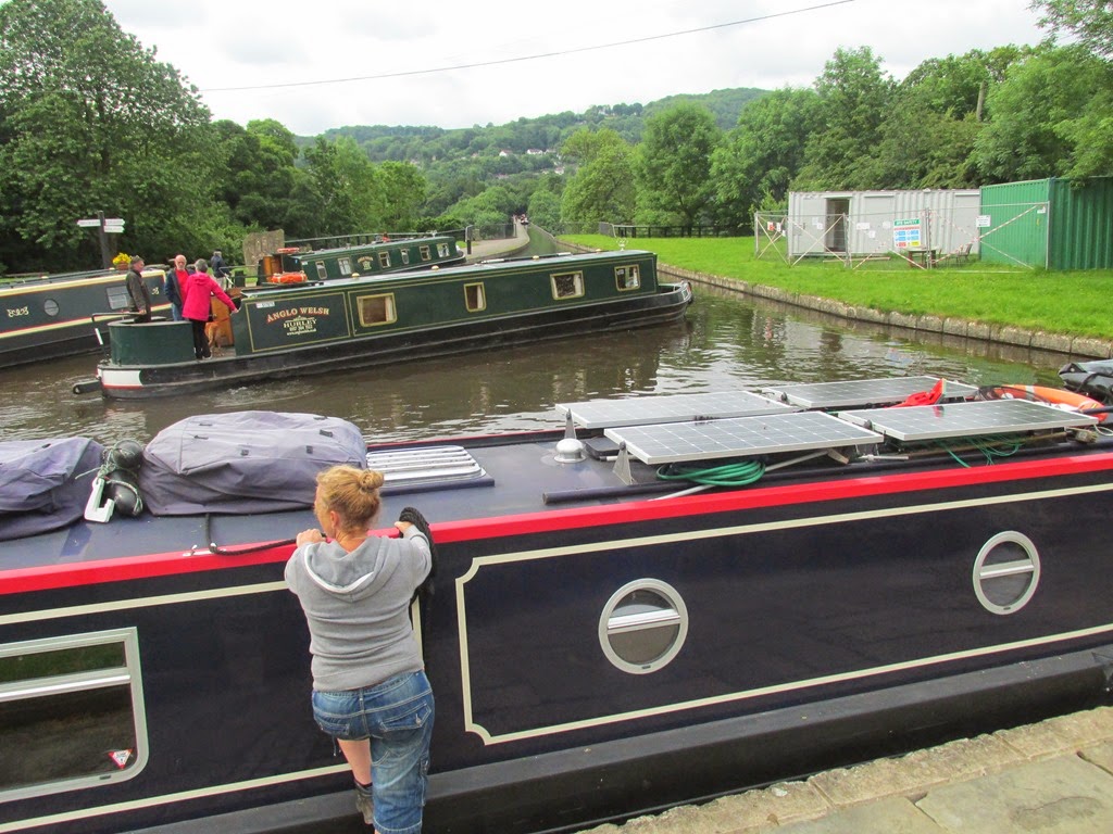 [red-camera-entering-llangollen-0503.jpg]