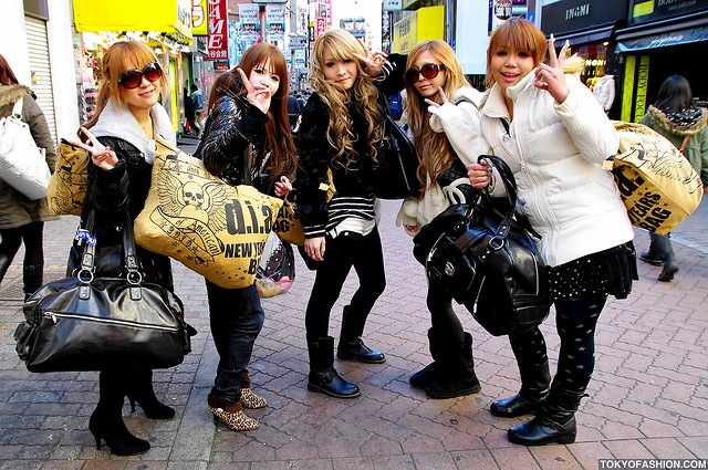 Liquidação Sacolas da Sorte no Japão: Compre sem saber o que está levando. Foto: TokyoFashion