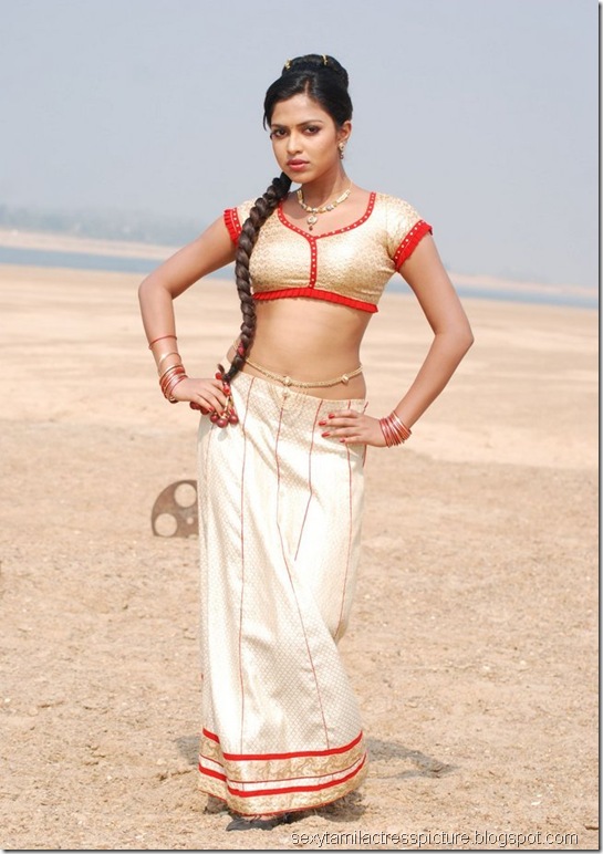 vettai-amala-paul-hot-navel-stills-05