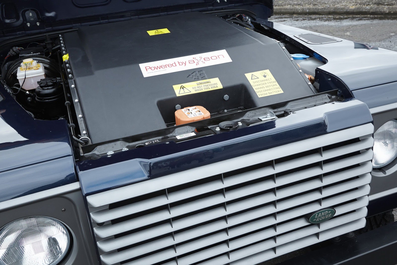 Land-Rover-Defender-Electric-8[2].jpg