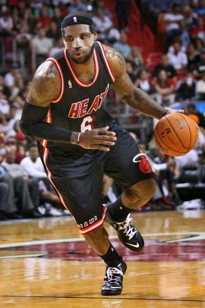 LeBron Uses Clear Mask and New Soldier 7 PE in Black amp White