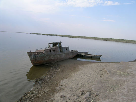 A stranded boat on the shore of the shrinking Aral Sea. cawater-info.net