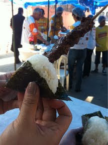 Oniguiri com espetinho de carne Matsuri, Matsuri na mooca, Oniguiri, culinária japonesa, gastronomia japonesa,