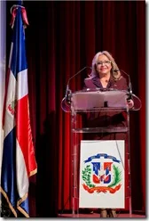 La Embajadora Rosa Hernández de Grullón al pronunciar su discurso durante la recepción