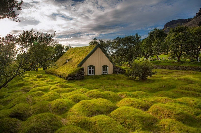 Islande : Découvrez la surprenante et élégante église de Hof !!! Turf-church-hof-4%25255B6%25255D