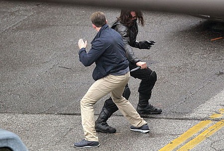 A két címszereplő püföli egymást az Amerika Kapitány 2 forgatásán 04