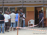 De gauche à droite, un groupe de Kinois devant un centre d'enregistre de la CENI situé dans une école primaire ce 7/5/2011 à Kinshasa, pour l'obtention de la nouvelle carte d'électeur. Radio Okapi/ Ph. John Bompengo
