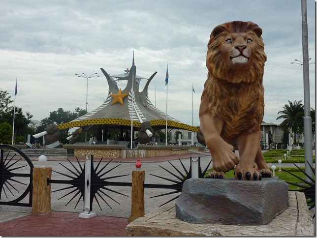 lion devant le mausolée de laurent désiré kabila lion devant le mausolée de laurent désiré kabila
