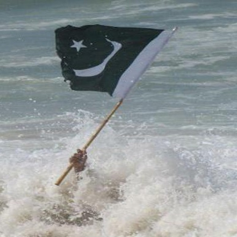 Man was drowning in Sea but Pakistani flag in his Hands