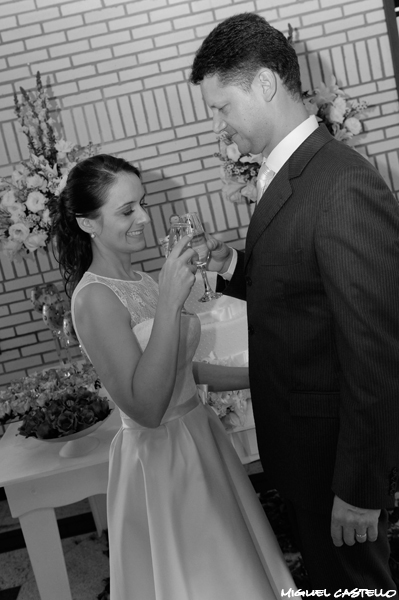 Fotos de Daniela e Eduardo. Foto numero 19 do fotografo de casamento Miguel Castello, de Brasilia, DF, que faz fotos de casamento (fotografia de casamento), fotos de 15 anos (fotografia de 15 anos), fotos de modelos (ensaios para books fotograficos), fotos de gravidas (fotografia de gestantes), fotos de debutantes, fotojornalismo de casamento, fotojornalismo social e fotografia de moda em estudio. fotos casamento distrito federal brasilia de 15 anos df brasília books modelos ensaio fotografico gravidas gravida festa festas book moda vestidos valor buffet para decorações maquiagem noiva tipos decoração