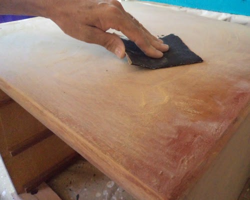 Como customizar criado mudo de madeira