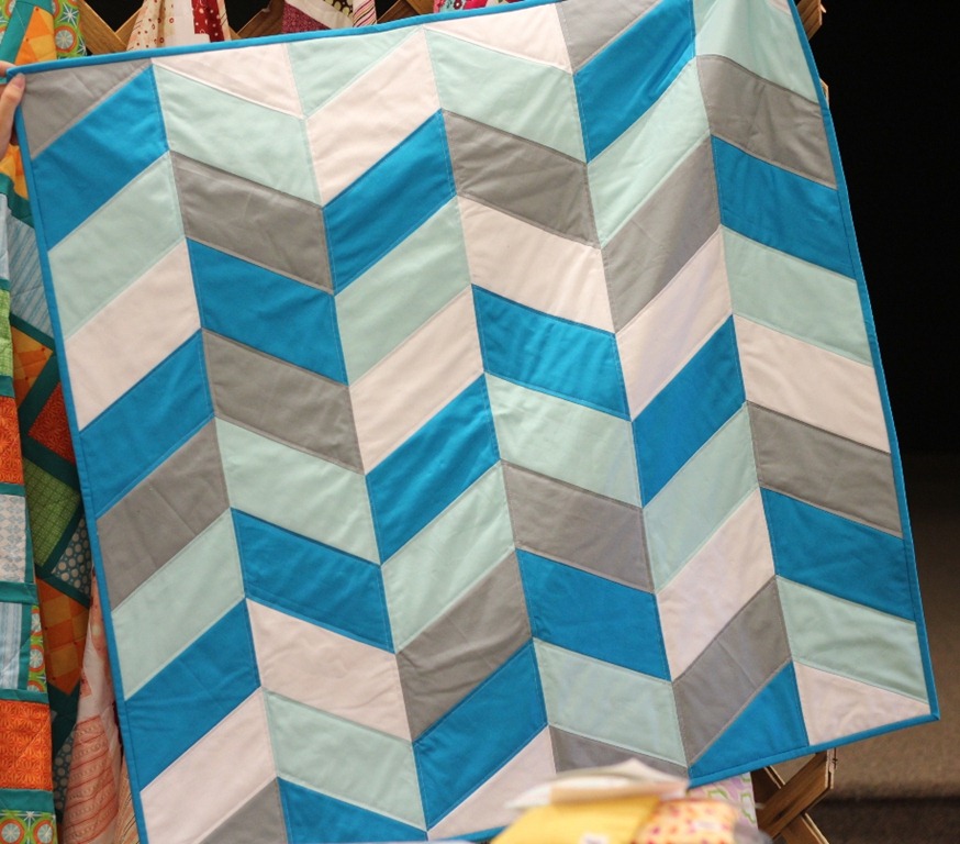 [Blue%2520and%2520Gray%2520Herringbone%2520Quilt%2520from%2520the%2520Crafty%2520Cupboard%255B4%255D.jpg]