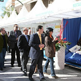 Autoridades e invitados visitando stands.