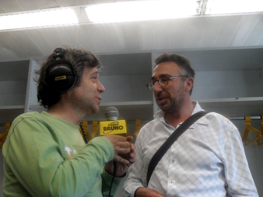[majo%2520al%2520microfono%2520di%2520boni%2520radobruno%255B2%255D.jpg]