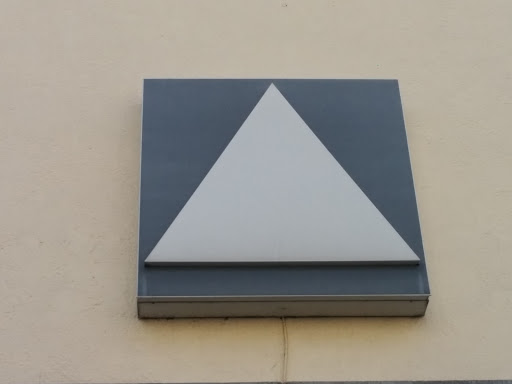 Großes Dreieck auf Quadrat