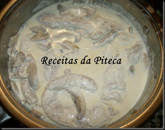 Bifes de porco com cogumelos e natas