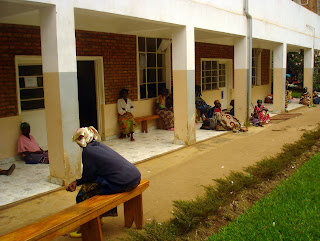 Des femmes victimes de viols en attente de consultations gratuites auprès du Docteur Denis Mukwege à l'hôpital Panzi (Bukavu - Sud-Kivu, RDC)