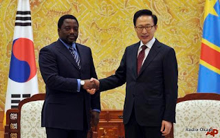  – Poignet de mains entre le président de la RDC, Joseph Kabila et son homologue Sud-Koreen Lee Myung-bak, lors d'une visite d'Etat en Corée du Sud (Seoul, 29/03/2010)