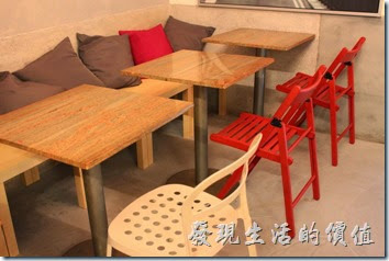 台南-晚起餐館(get late)的環境及餐桌佈置，老實說桌面稍微有點小。