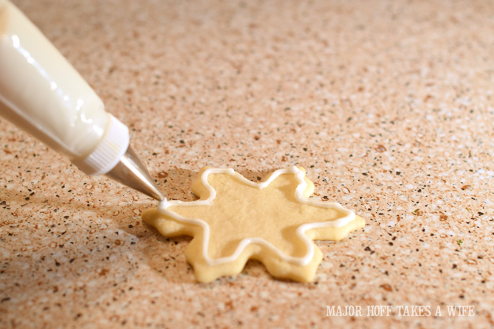 Pipe an outline on a sugar cooking to build a dam that will allow frosting to not fall off cookie. Christmas Snowflake Sugar Cookies : How to make icing and decorate. A wonderful step by step tutorial on how to make icing. You won't believe how easy it is to make! One of your favorite Christmas Cookie recipes will look stunning and elegant and truly worthy of gift giving! Because who doesn't love sugar cookies? Part of the Holidays Made Easy blog series. #HolidaysMadeEasy Pipe an outline on a sugar cooking to build a dam that will allow frosting to not fall off cookie. Christmas Snowflake Sugar Cookies : How to make icing and decorate. A wonderful step by step tutorial on how to make icing. You won't believe how easy it is to make! One of your favorite Christmas Cookie recipes will look stunning and elegant and truly worthy of gift giving! Because who doesn't love sugar cookies? Part of the Holidays Made Easy blog series. #HolidaysMadeEasy
