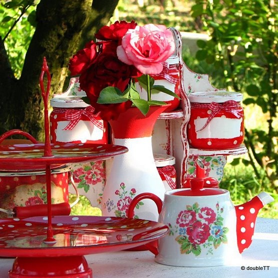 dots and roses in red collection 