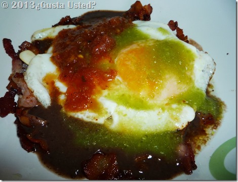 Frijoles, tocino huevo y salsas (2)