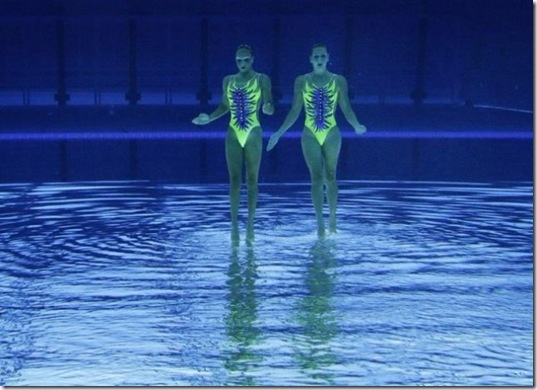 synchronized-swimmers-underwater-6