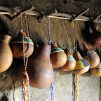 Verzierte Gefäße im Datoga-Haus © Foto: Marco Penzel | Outback Africa Erlebnisreisen