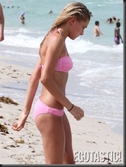 hailey-baldwin-in-a-pink-bikini-in-miami-06-675x900