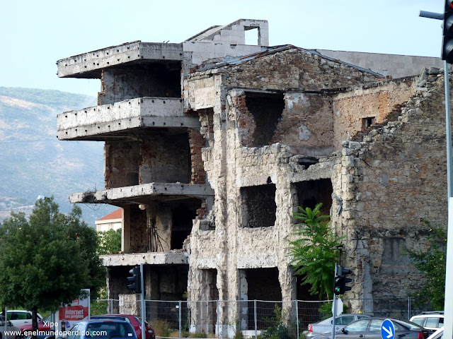 Casa-con-disparos-metralla-mostar.JPG